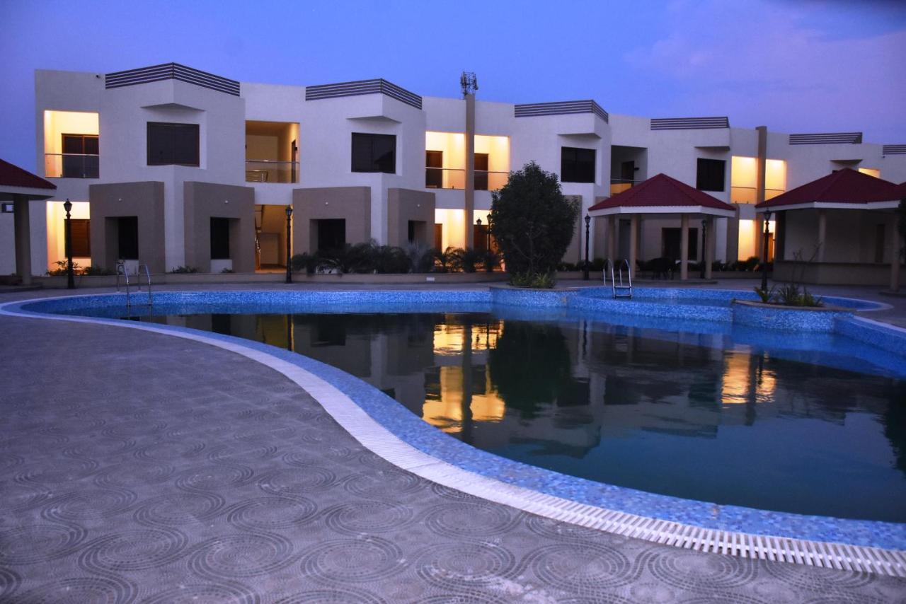 Mango-Hotels-Select-Dwarka-Exterior